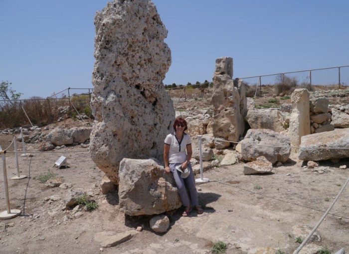 Monica Piancastelli presso i megaliti di Malta